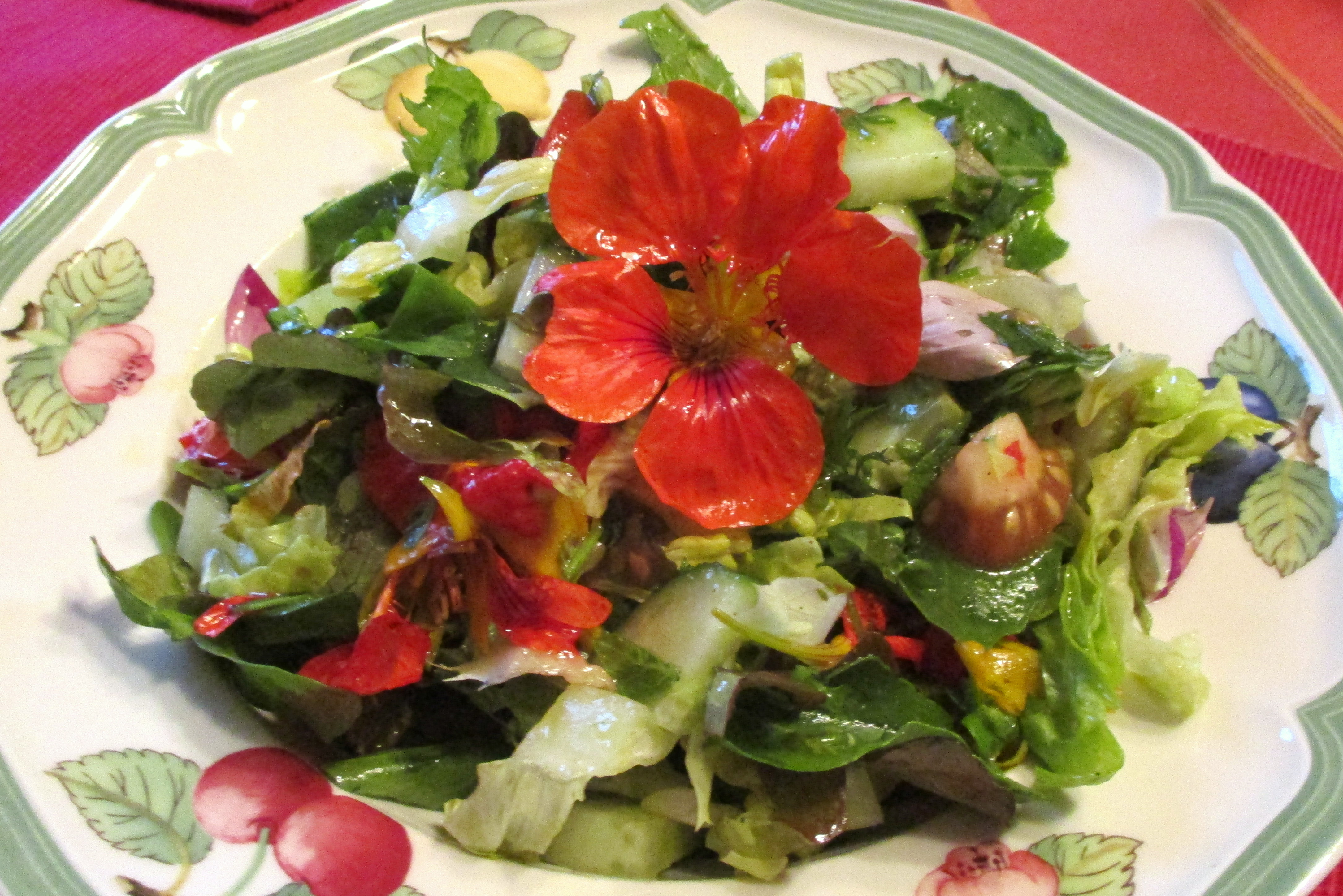 Salat mit Kapuzinerkresse-Blüten